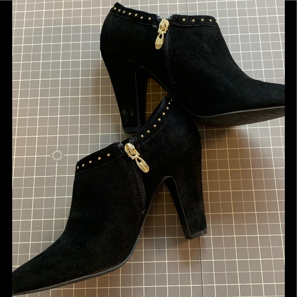 Tahari faux suede size 8.5 studded shoetee.